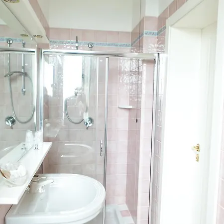 Lussana Hotel 3*